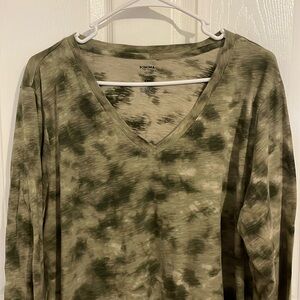 Green Camo SONOMA long sleeve V Neck Top, Size XXL, EUC
